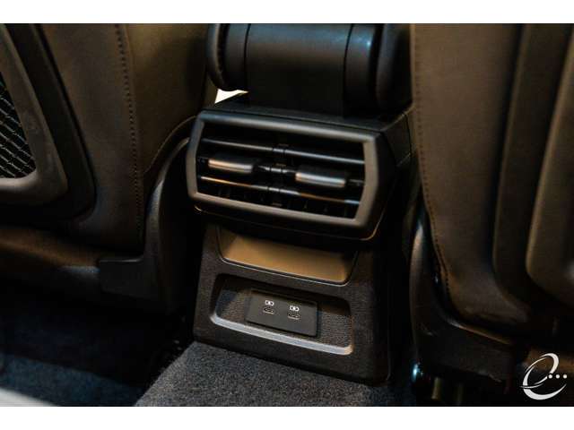 ・テクノロジーパッケージ・・・￥50,000（ワイヤレスチャージング/リヤシートUSB）