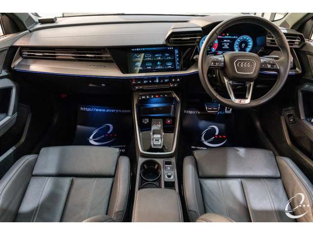 フロントにはスポーツシートが組み込まれており『パーシャルレザー』となります