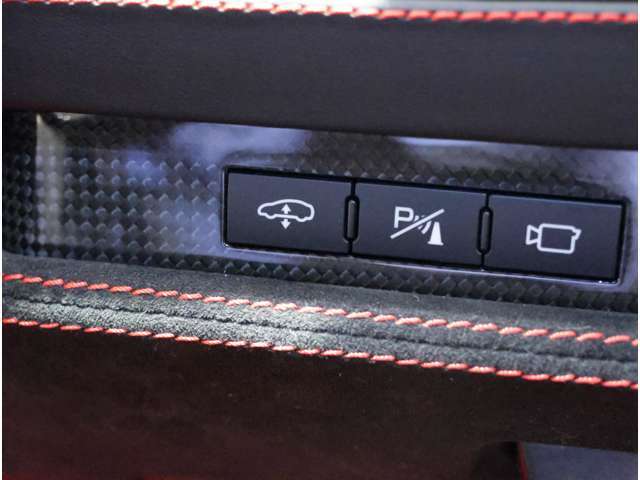 フロントサスペンションリフター搭載【ショックアブソーバーに作用するリフトシステムは車両を約40mm持ち上げることが可能です。】