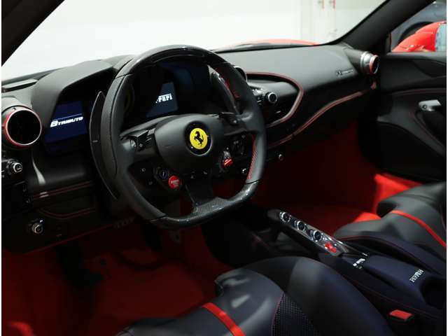 内装色:NERO【人気オプションのカーボンファイバードライバーゾーンが装備されております。】