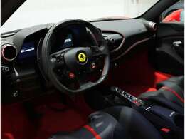 内装色:NERO【人気オプションのカーボンファイバードライバーゾーンが装備されております。】