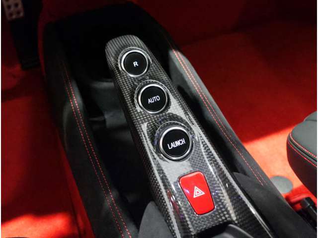 トランスミッション:7速F1DCT【センターブリッジはカーボンファイバー製となっております。】
