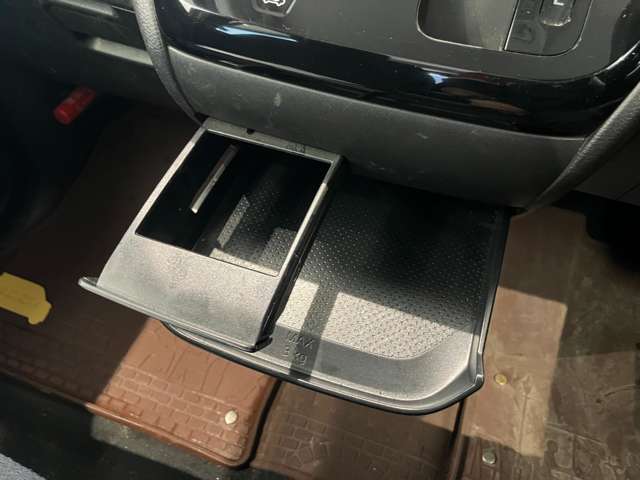 ミニテーブルとしてもカップホルダーとしても使用できる2WEY仕様です！使用しないときは収納できるのでスマートな車内空間を維持できます♪