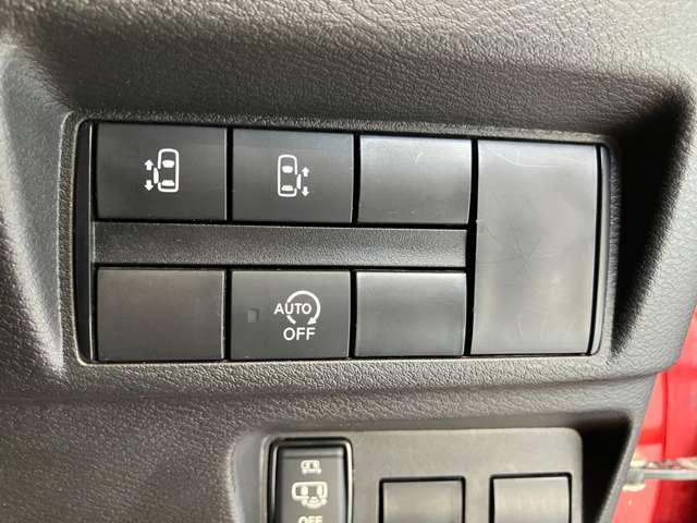 安全装備に関するボタンは運転席周りにまとめて設置されています