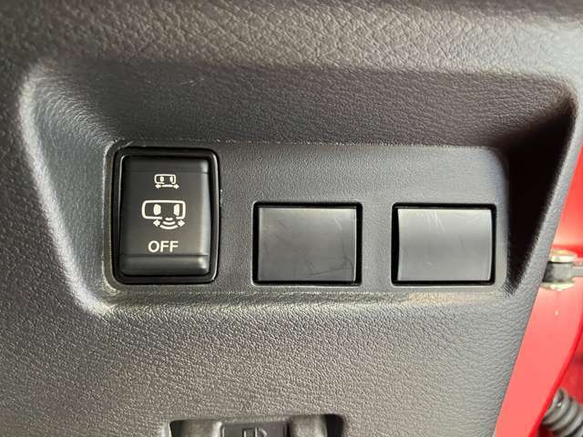 スライドドアの操作ボタンも同様に、運転席周りにまとめて設置されています