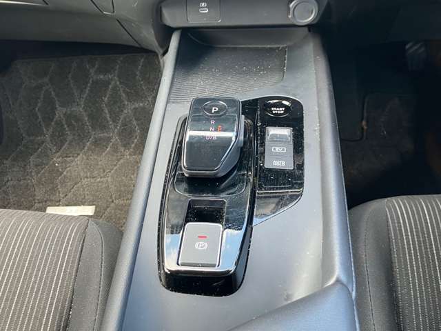 e-POWERならではのシフトレバーで、バックやドライブなどの切り替えがラクラクです！