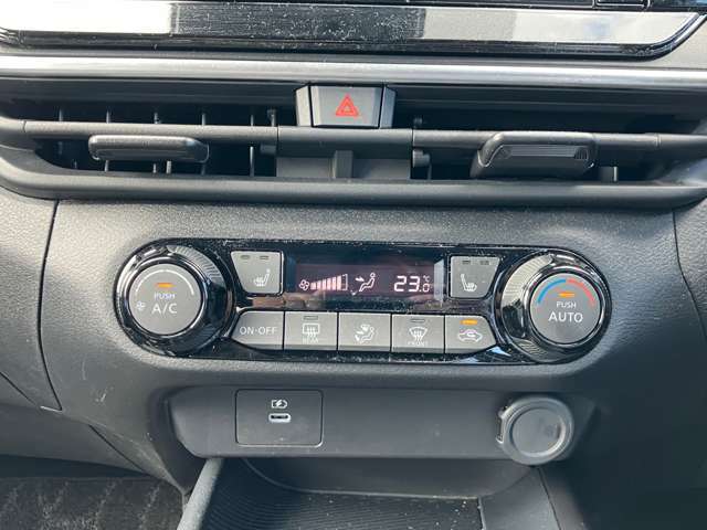 オートエアコンを装備しています、自動で車内の温度調節してくれる便利な装備です。