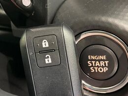 【キーレススタートシステム】カバンやポケットに入れたままでもドアの施錠・解錠が可能なスマートキーを装備。エンジンのオン・オフ時もカギを取り出す必要が無いからとっても便利です♪