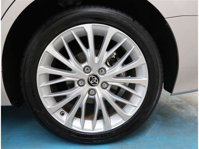 【タイヤ・ホイール】タイヤサイズ235/45R18の純正アルミホイールです。タイヤ溝は約7mmになります。