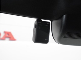 ◆ドライブレコーダー◆映像・音声などを記録する自動車用の装置です。　もしもの事故の際の記録はもちろん、旅行の際の思い出としてドライブの映像を楽しむことができます。