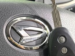 【キーレス】少し離れた場所からでもボタン一つでドアの開錠・施錠ができるのでとっても便利！ドアの鍵穴周りに傷をつけることもありません♪