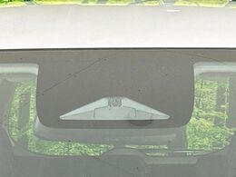 【ホンダセンシング】走行中に前方の車両等を認識し、衝突しそうな時は警報とブレーキで衝突回避と被害軽減をアシスト。より安全にドライブをお楽しみいただけます。