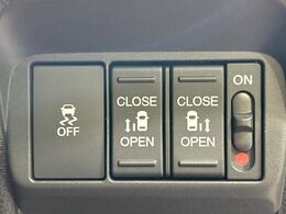 【両側パワースライドドア】スマートキーや運転席のスイッチで後席両側スライドドアの開閉が可能♪電動だから力を入れてドアを開ける必要が無く、小さなお子様でも簡単に開け閉めでき快適です♪