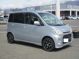 中古車販売士の資格を持った担当がご案内させて頂きます。お気軽にご相談ください。外装は小キズ程度で綺麗です。