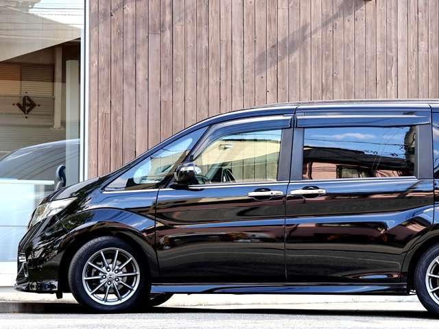 【レーダークルーズコントロール】レーダーとカメラにより車両前方の先行車の有無・先行車との車間距離を判定して、先行車との適切な車間距離を確保する制御をします