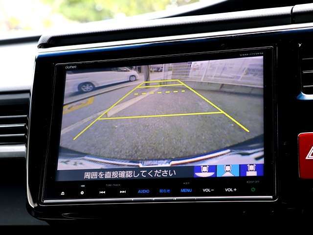 【バックカメラ】後退時うしろの映像がモニターに映し出されて、運転をアシストしてくれます★駐車の苦手な方でもこの機能があれば安心して駐車することができますね♪