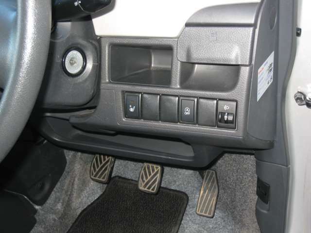 ハンドル右下には、運転席シートヒーター切替スイッチ・アイドリングストップ切替スイッチ・ヘッドライトレベライザーが配置されています。