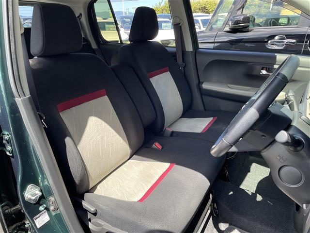 【運転席】座り心地が良いシートなので長時間の運転でも快適にお過ごしいただけます。新品のフロアマットのご注文も可能です。掲載箇所以外にご希望の写真がございましたらお気軽にお問い合わせ下さい。