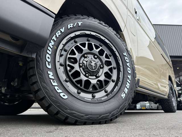 4WD/寒冷地仕様/アースカラーパッケージ/16インチアルミホイール/シートカバー/TRDマッドフラップ/デジタルインナーミラー/パノラミックビューモニタ/両側電動スライドドア/AC100V/純正ナビ