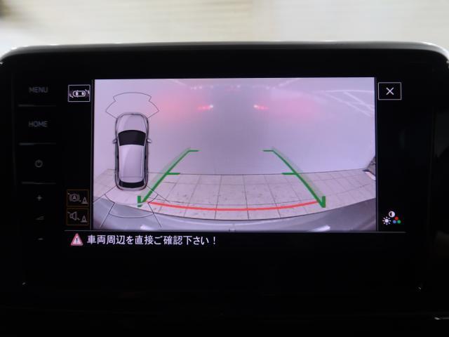 ギアをリバースに入れると車両後方の映像を映し出します。画面にはガイドラインが表示され、車庫入れや縦列駐車などの際に安全確認をサポートします。