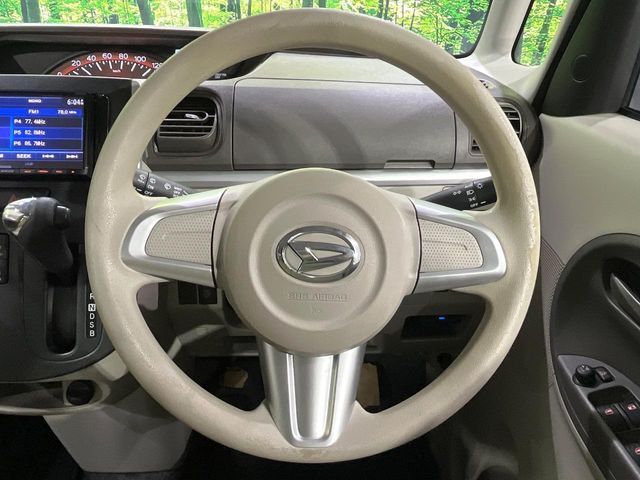 インテリアに合わせたデザインのステアリングは、運転される方のことも考え、運転しやすい形状、大きさです。是非一度、実際に触ってお確かめください。