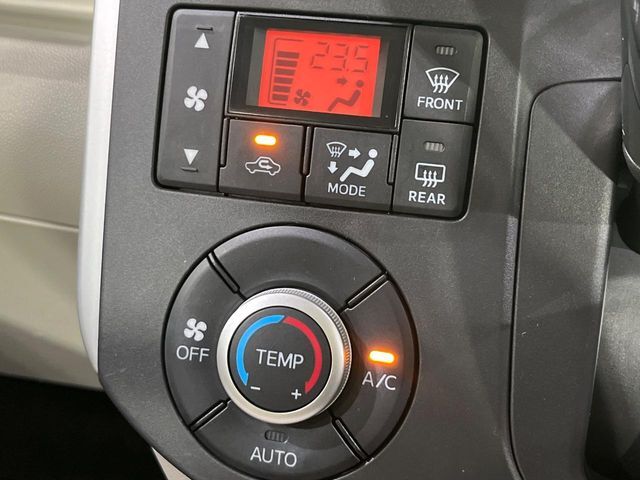 【オートエアコン】一度お好みの温度に設定すれば、車内の温度を検知し風量や温度を自動で調整。暑い…寒い…と何度もスイッチ操作をする必要はありません。快適な車内空間には必須の機能ですね♪