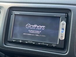 【純正ナビ】人気の純正ナビを装備しております。ナビの使いやすさはもちろん、オーディオ機能も充実！キャンプや旅行はもちろん、通勤や買い物など普段のドライブも楽しくなるはず♪