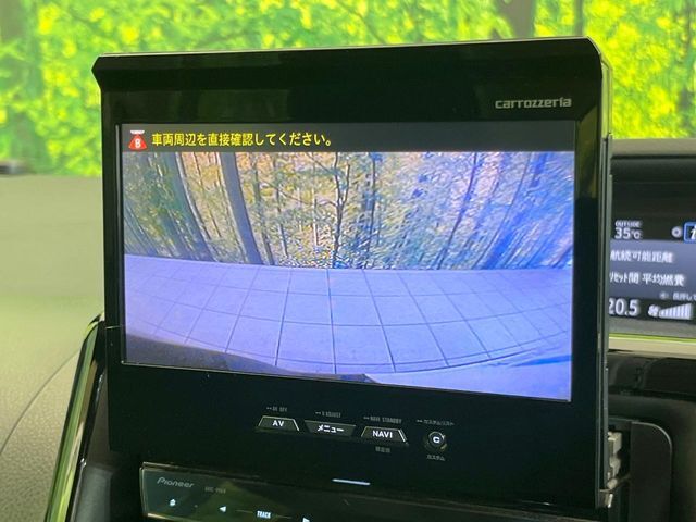 【バックカメラ】駐車時に後方がリアルタイム映像で確認できます。大型商業施設や立体駐車場での駐車時や、夜間のバック時に大活躍！運転スキルに関わらず、今や必須となった装備のひとつです！