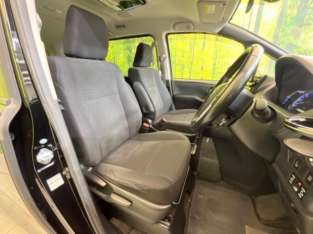 運転席まわりには十分なスペースがあり、大柄な方でもゆったり運転していただける環境です。