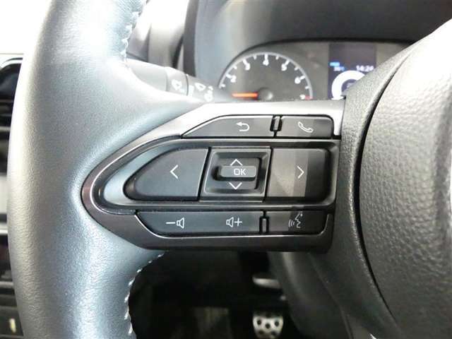 ハンドルを握ったままでオーディオの各種操作や車両情報の切替ができるので安全です。