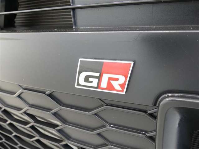 モータースポーツのDNAを継承するスポーツカーブランド「GR」専用エンブレム