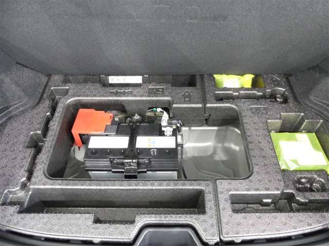 スペアタイヤレス車です。応急セットを搭載しております。