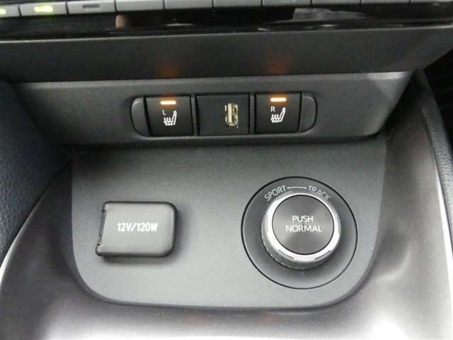 運転席と助手席には寒い時にうれしいシートヒーターが装備されてます。
