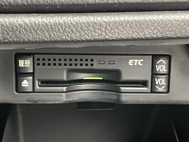 【ETC】有料道路を利用する際に料金所で停止することなく通過できる、ETC車載器（ノンストップ自動料金収受システム機器）が装備されています。セットアップを行うことで利用可能になります。