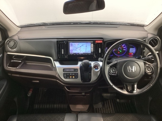 使いやすいレイアウトのダッシュボード周辺です。オートエアコンや小物入れなど嬉しい装備が満載です。