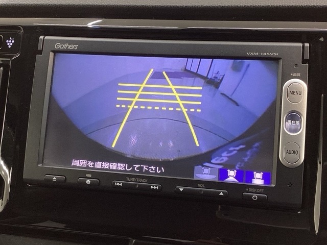 リバースギアに入れるだけで後方の表示へ切り替わります。夜間や雨の日の駐車も楽になりますよ。