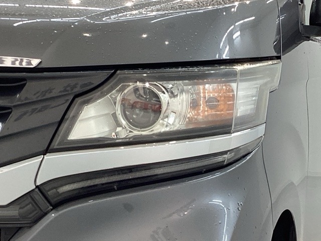 ディスチャージヘッドライト搭載でしっかり明るく照らしてくれるので、夜間走行や不慣れな道でも安心です。