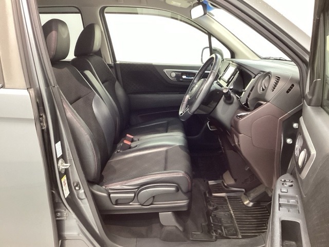 シートは厚めのクッションですのでゆったり座れますよ。