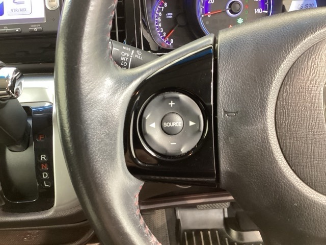 ステアリングにオーディオ操作スイッチが付いています。オーディオ画面に直接タッチしなくても操作が出来ますので、運転に集中できます。