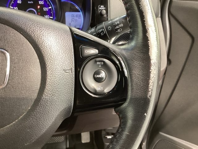 クルーズコントロールを装備しています。高速道路などで一定の速度で走ってくれるので運転が楽ですよ！速度を設定できますので、スピードの出しすぎにも注意できます。