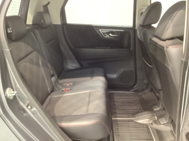 後席も余裕の広さ！ゆったりくつろげます！！