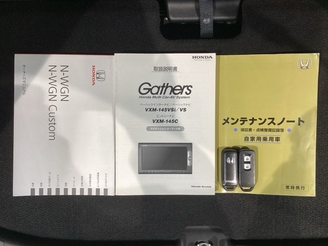 スマートキーは鍵をバッグに入れたままでもドアロックの開閉やエンジンのON・OFFができます。夜間や雨の日も鍵を探さなくて良いので便利です。