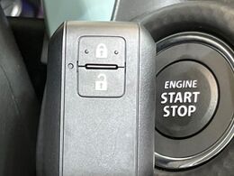 【キーレススタートシステム】カバンやポケットに入れたままでもドアの施錠・解錠が可能なスマートキーを装備。エンジンのオン・オフ時もカギを取り出す必要が無いからとっても便利です♪