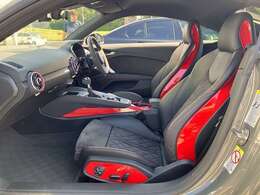 ◆Sロゴ付レッド加飾入アルカンターラ＆革コンビシート/前席パワーシート＆シートヒーター/全車オゾン消臭＆脱臭＆除菌施工済み/車内快適ドライブをお約束します◆