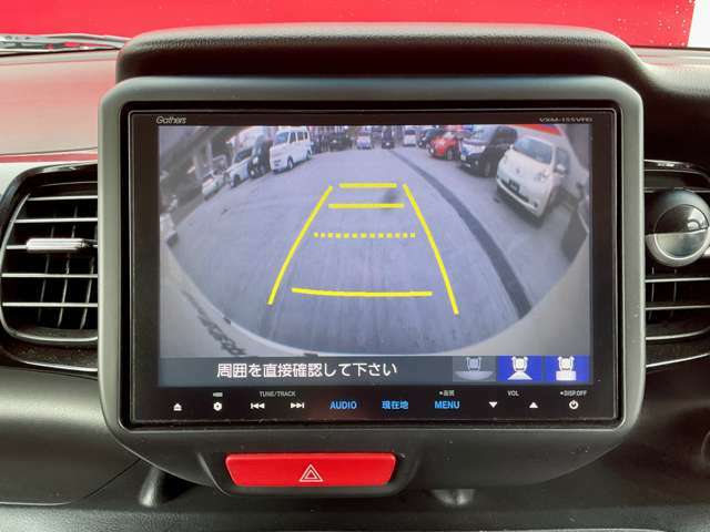 バックカメラは車の後方をカメラで映しだして障害物や人を確認、周りの状況を確認しながら安全に駐車できる便利な装備になります。