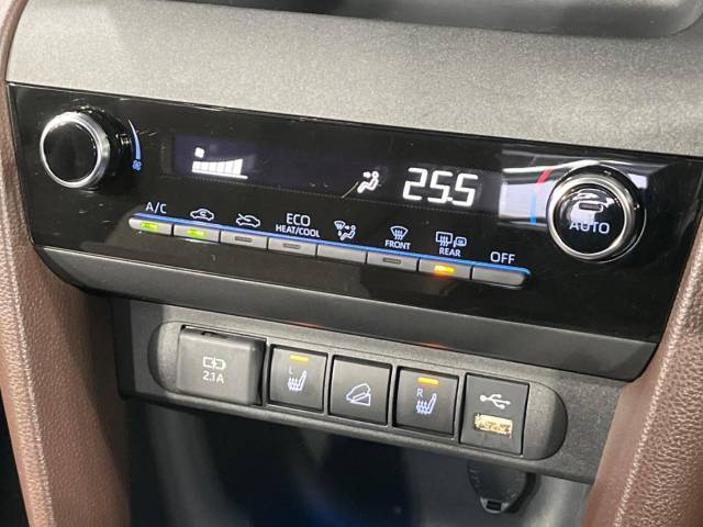 【シートヒーター】寒い日に重宝するシートヒーター！エアコンより早く温まってくれるので寒がりの人も安心ですね♪エアコンの温風は乾燥するから苦手、という方にもをおすすめです。