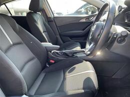 【運転席】座り心地が良いシートなので長時間の運転でも快適にお過ごしいただけます。新品のフロアマットのご注文も可能です。掲載箇所以外にご希望の写真がございましたらお気軽にお問い合わせ下さい。