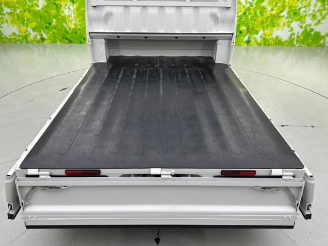 WECARSでは各商談席に大型モニターをご用意しております！見やすい大画面でゆったりと全国の在庫をご覧いただけます！是非ご来店お待ちしております！