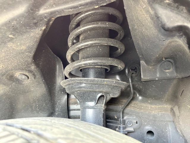 お車を安心してお乗りいただく為には、足回りの定期点検が欠かせません。サービスサポート（有償保証）では無料点検もご提供しており、安心のカーライフをお過ごしいただけるサポート体制が整っています。