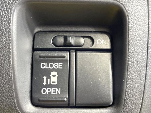 【パワースライドドア】スマートキーや運転席のスイッチでスライドドアの開閉が可能♪電動だから力を入れてドアを開ける必要が無く、小さいお子様でも、重い荷物を持っている時もラクに開け閉めできます♪